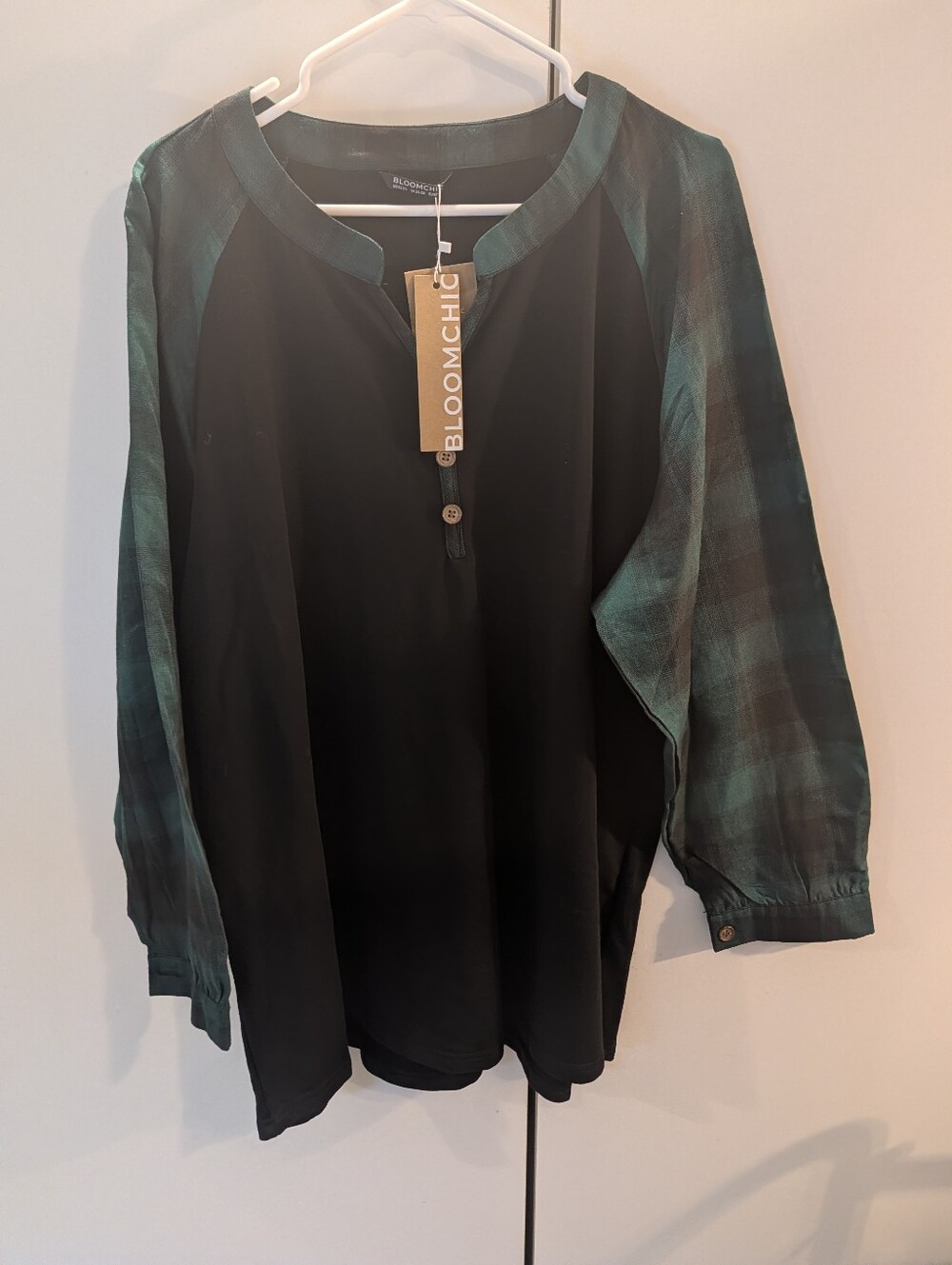 BloomChic Womans 22/24 Black Top with Green Plaid Sleeves NWT